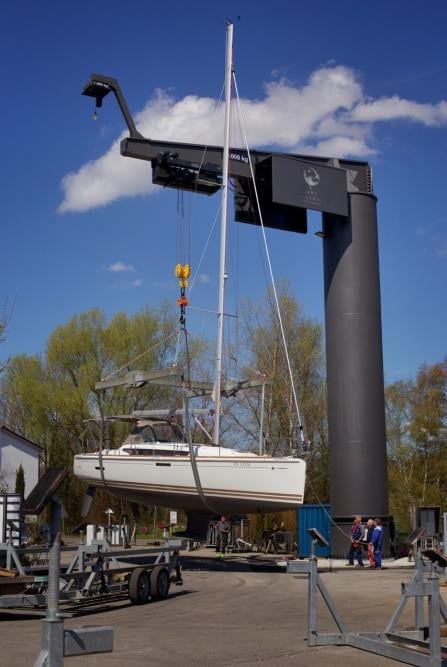 Der neue 25 Tonnen Kran in der Yachtwerft Rahtje in Kiel