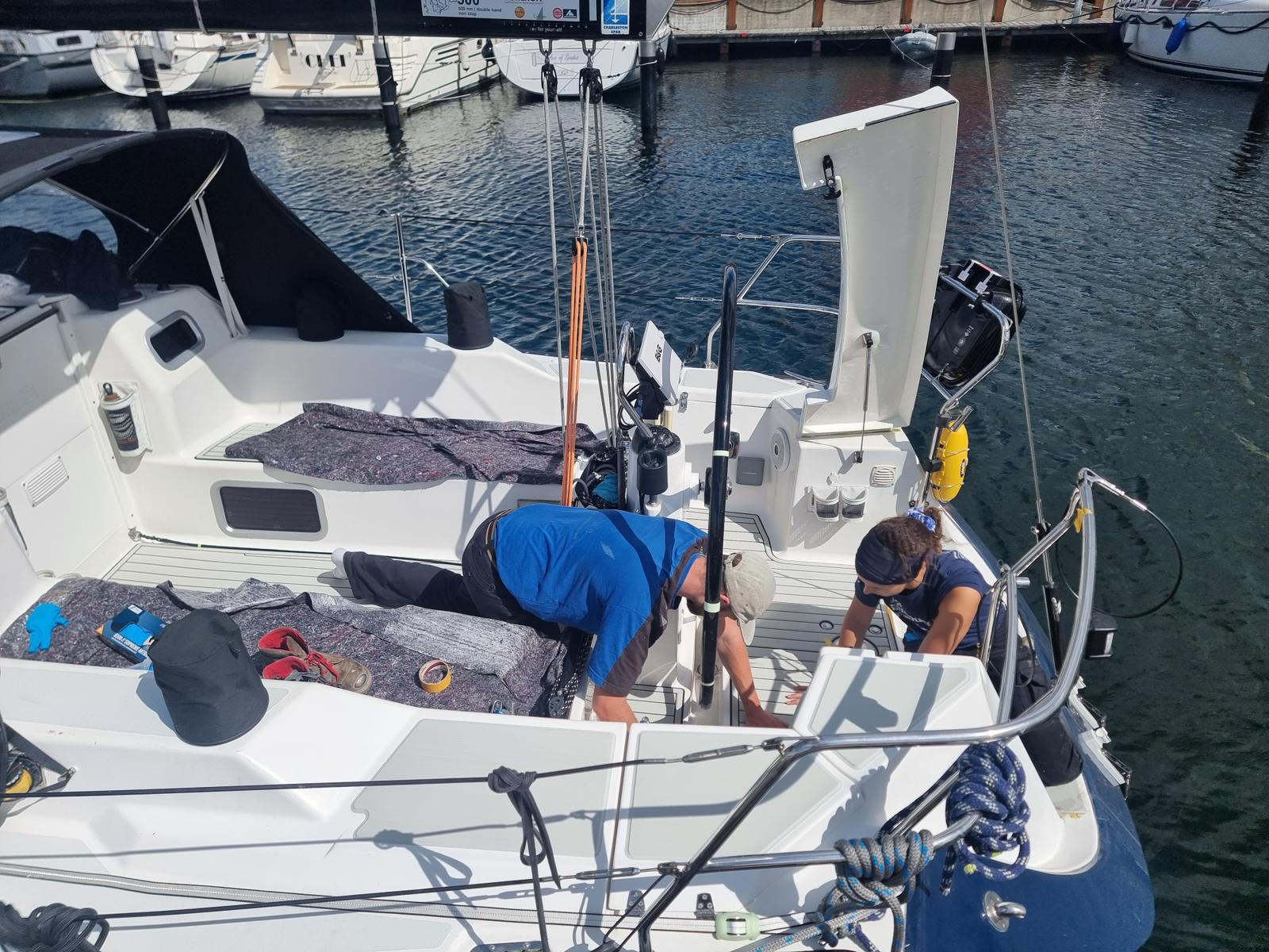 Bootsbauer der Werft Rathje bei der Montage von Cockpitbelag am Steg