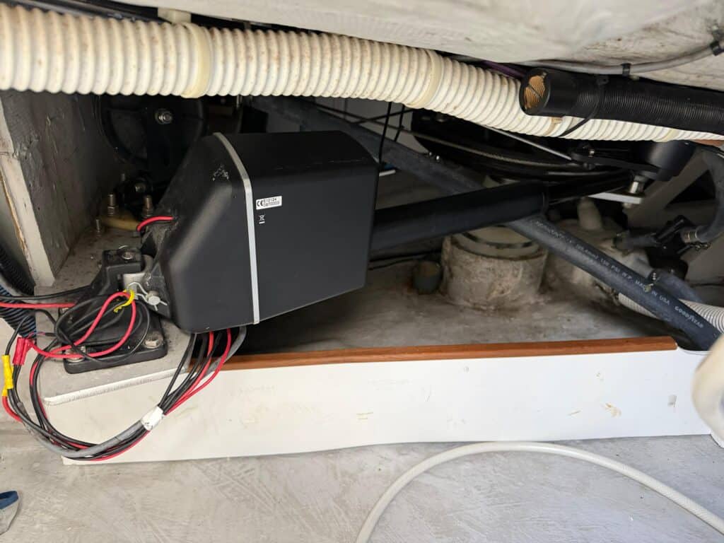 Precision-9 Kompass Sensor im Schiffsinneren montiert