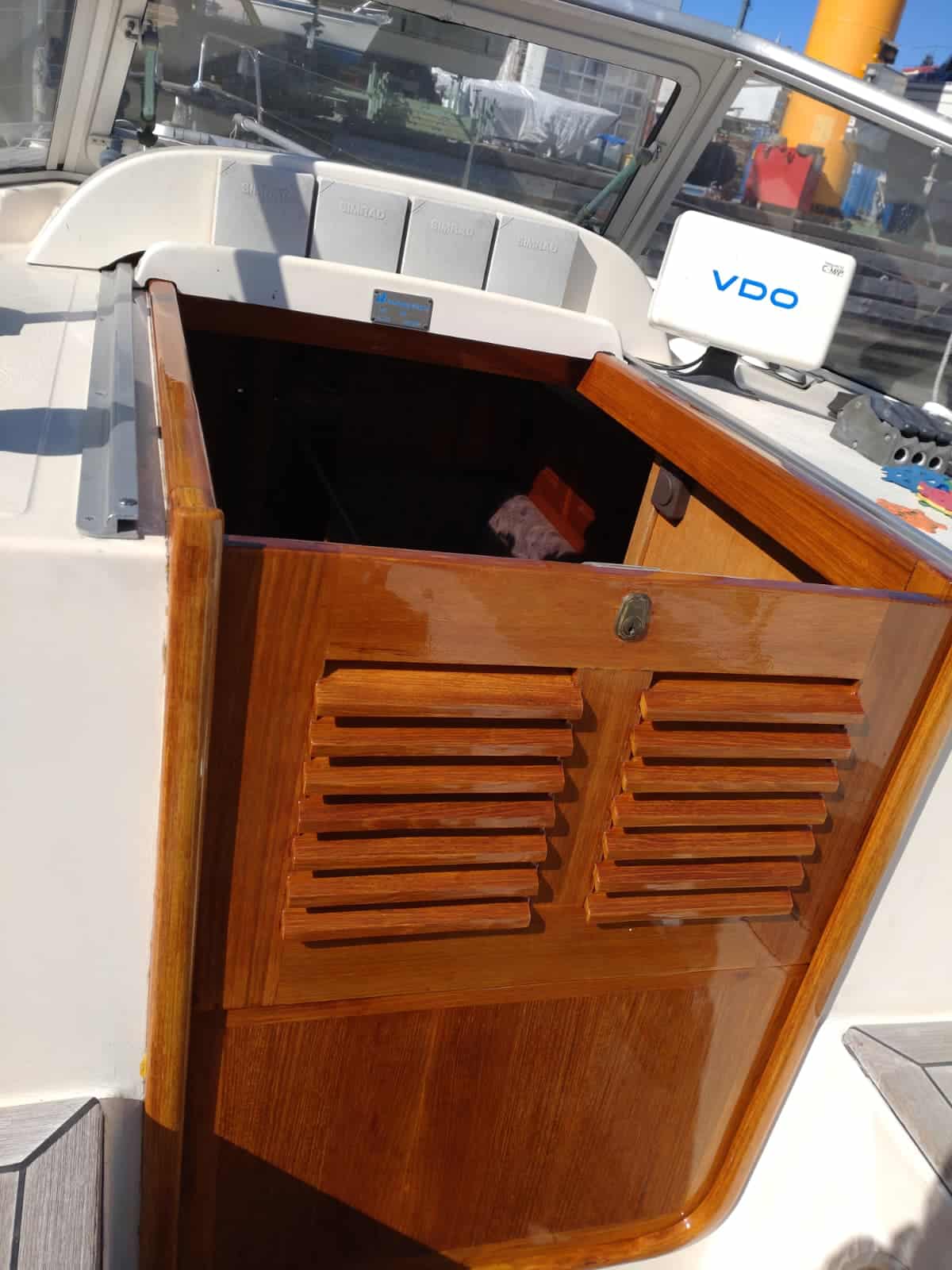 Frisch lackierte, hochglänzende hölzerne Steckschotten mit Lüftungsschlitzen im Niedergang einer Hallberg-Rassy Yacht.